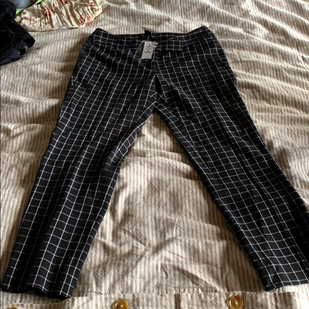 White House black market New 4 R cropped slacks